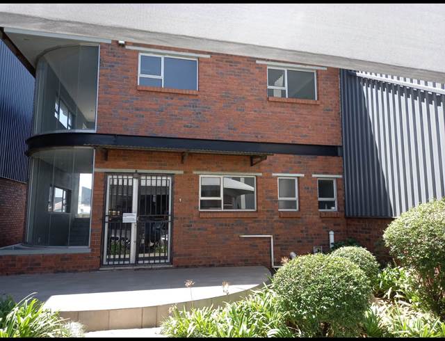 900M² FACTORY TO LET IN APEX