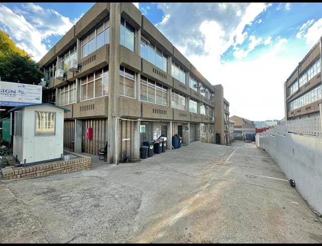 1,950M² WAREHOUSE TO LET IN WYNBERG