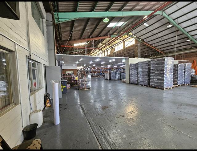 2,340M² WAREHOUSE TO LET IN TRIANGLE FARM