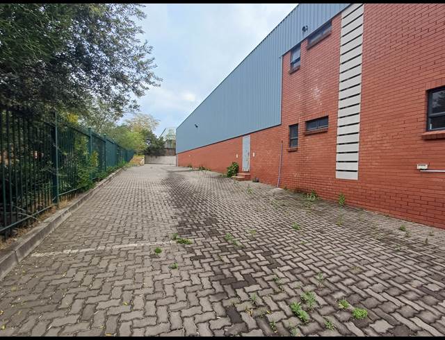 2,440M² WAREHOUSE TO LET IN COSMO BUSINESS PARK