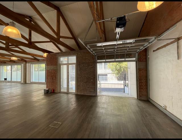 930M² SHOWROOM TO LET IN GARDENS