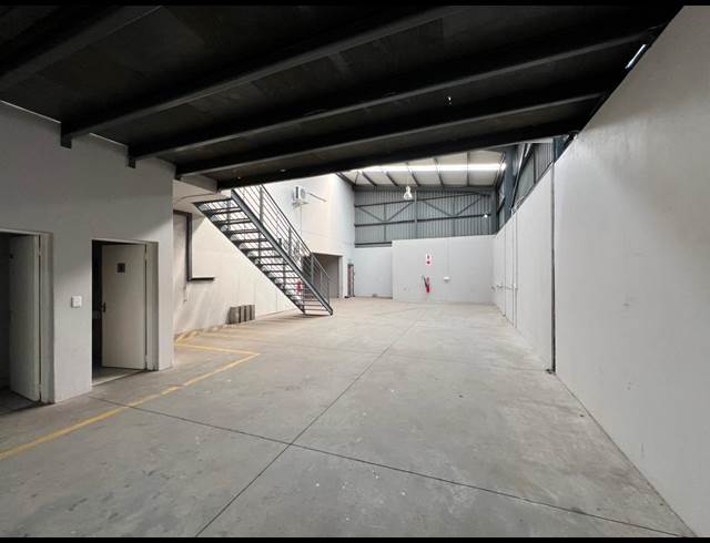 450M² WAREHOUSE TO LET IN NORTH RIDING