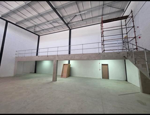 928M² WAREHOUSE TO LET IN FIRGROVE INDUSTRIAL ESTATE