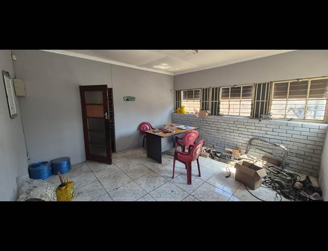 244M² WAREHOUSE TO LET IN ANDERBOLT