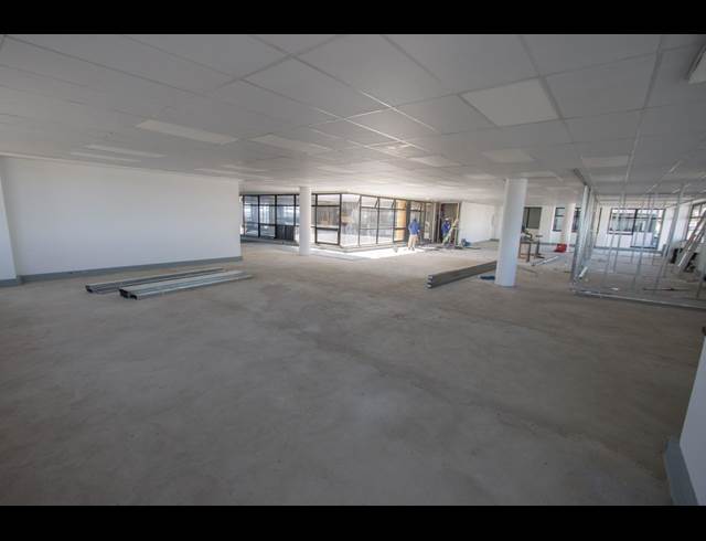 652M² SHOWROOM TO LET IN KRAMERVILLE