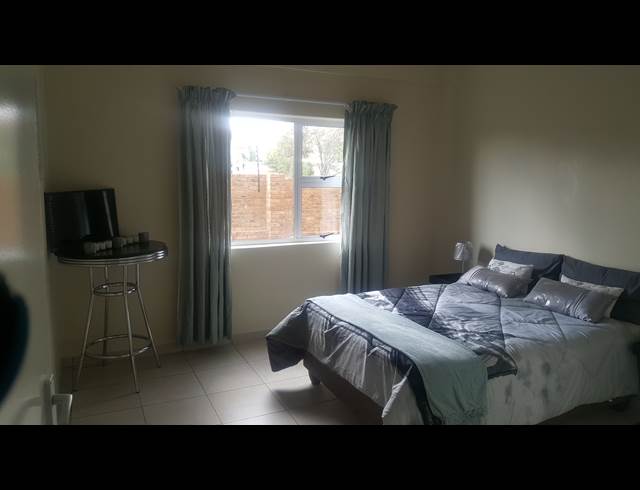 2 bed property to rent in KEMPTON PARK