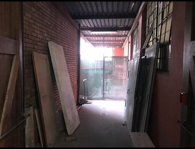 950M² WAREHOUSE TO LET IN KENSINGTON