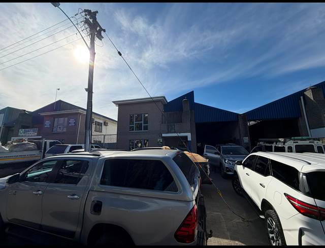 401M² WAREHOUSE TO LET IN STIKLAND INDUSTRIAL