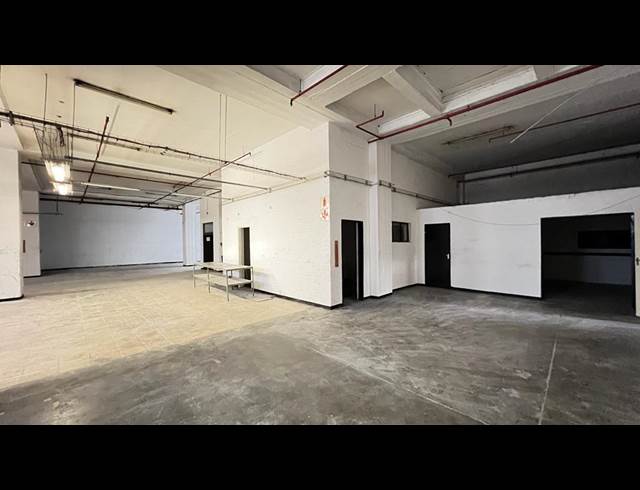 1,000M² WAREHOUSE TO LET IN NEW CENTRE