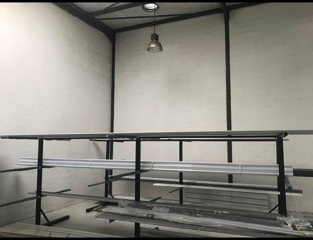 299M² WAREHOUSE TO LET IN STIKLAND INDUSTRIAL