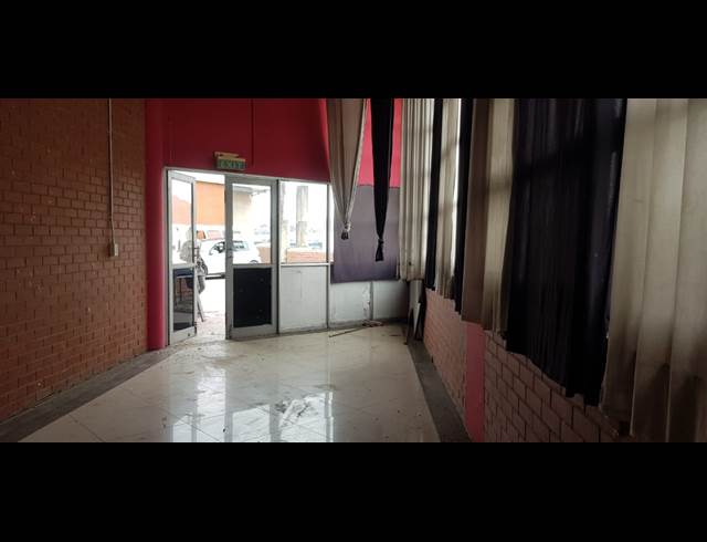 300M² BUSINESS CENTRE TO LET IN PHOENIX INDUSTRIAL