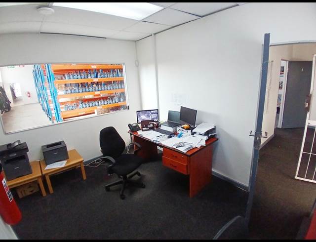 1,100M² WAREHOUSE TO LET IN NORTH END