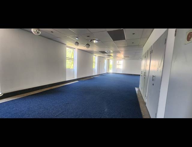 1,018M² OFFICE TO LET IN PARKTOWN