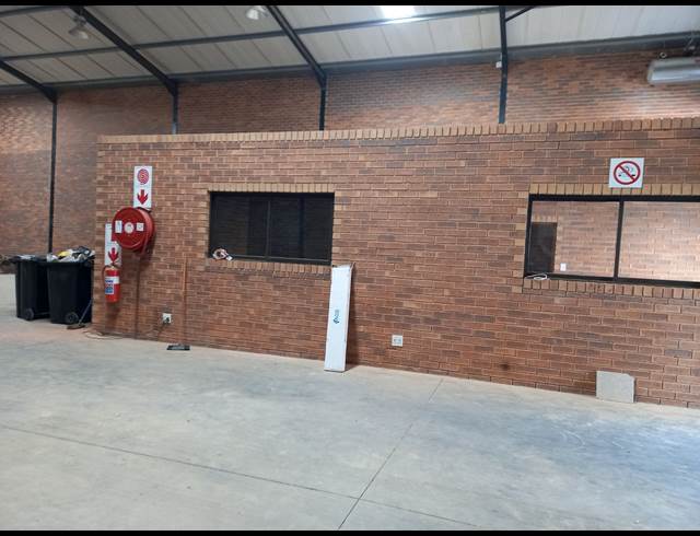 530M² WAREHOUSE TO LET IN POMONA