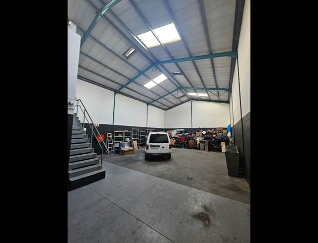 223M² WAREHOUSE TO LET IN STIKLAND INDUSTRIAL