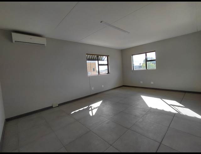 640M² WAREHOUSE TO LET IN POMONA