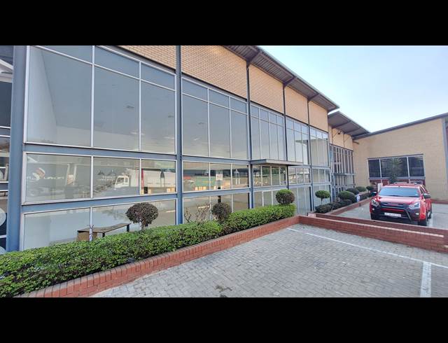 483M² SHOWROOM TO LET IN NORTH RIDING