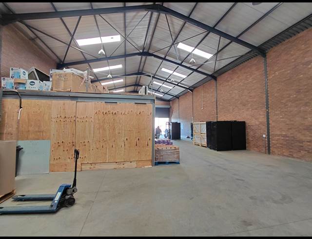 500M² WAREHOUSE TO LET IN POMONA