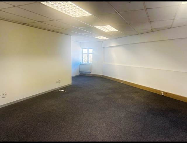 105M² BUILDING TO LET IN FOURWAYS