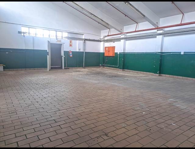 1,100M² WAREHOUSE TO LET IN LONGDALE