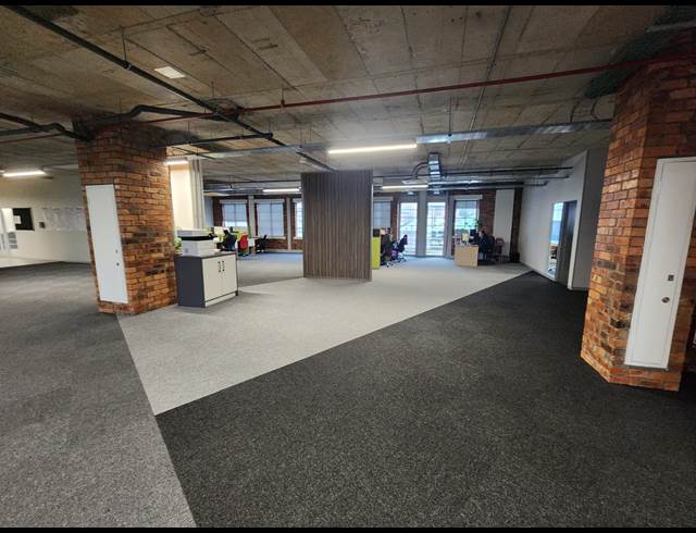 1,211M² OFFICE TO LET IN DE WATERKANT