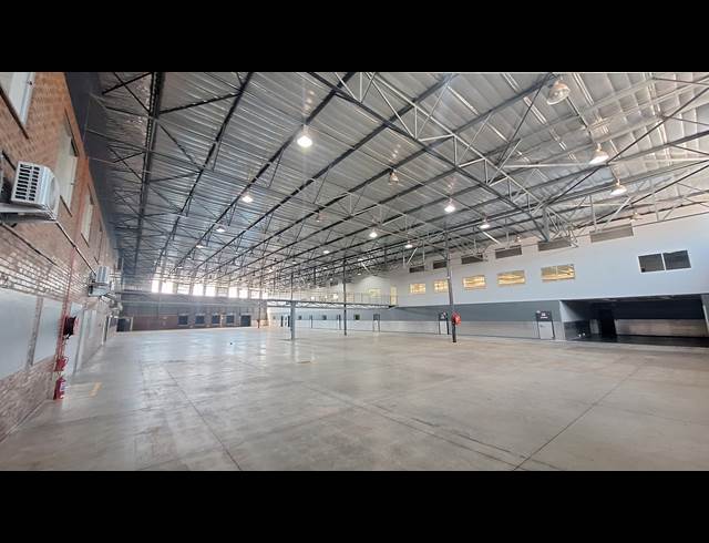 5,700M² WAREHOUSE TO LET IN FLORIDA GLEN