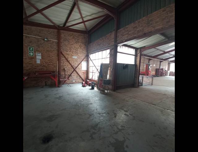 1,100M² WAREHOUSE TO LET IN CITY WEST