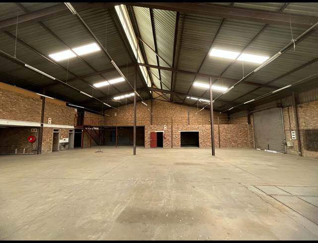 950M² WAREHOUSE TO LET IN AMALGAM