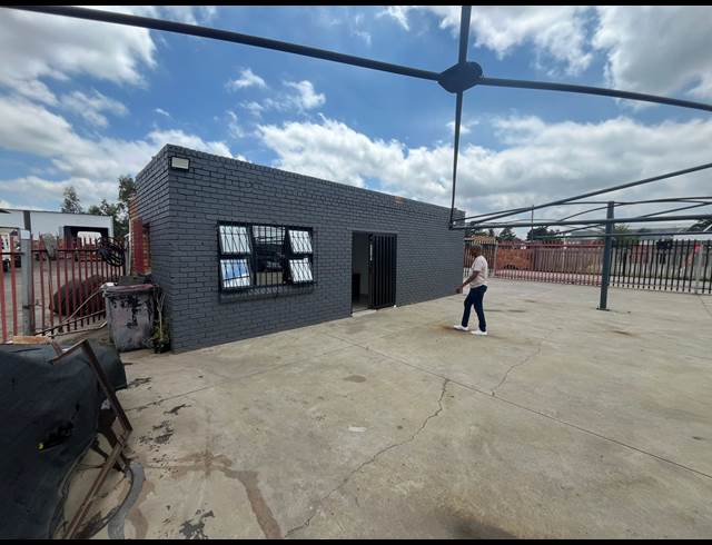 50M² SHOWROOM TO LET IN VULCANIA