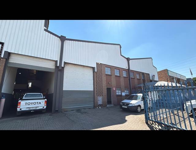 338M² WAREHOUSE TO LET IN JET PARK