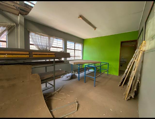 700M² WAREHOUSE TO LET IN LEA GLEN