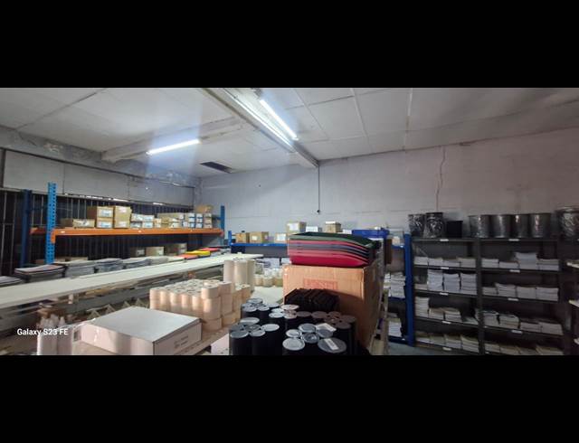 400M² WAREHOUSE TO LET IN HURST HILL