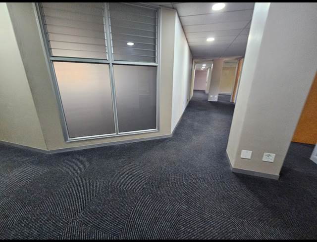 1,036M² OFFICE TO LET IN PINELANDS