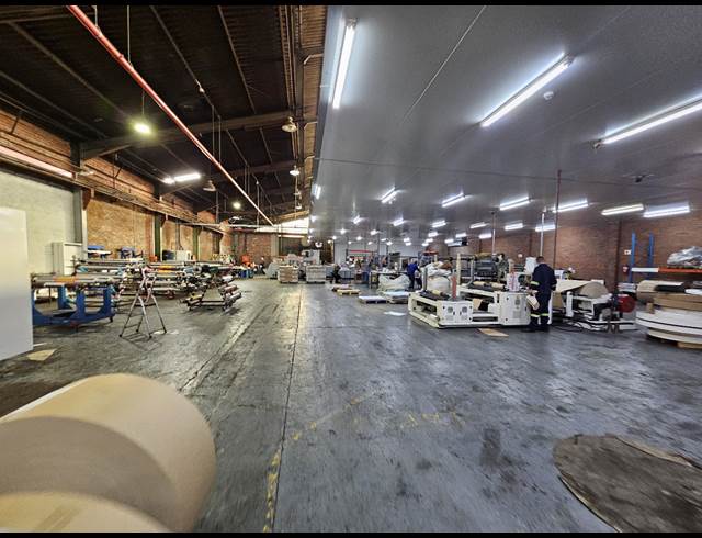 2,340M² WAREHOUSE TO LET IN TRIANGLE FARM