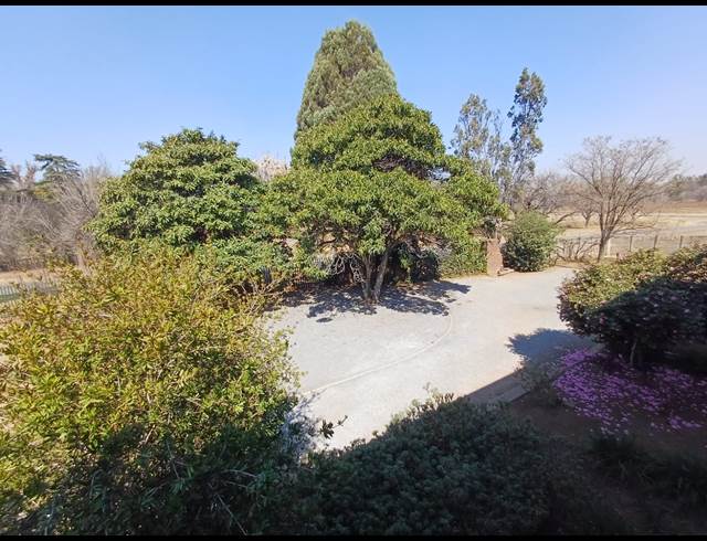 2 BEDROOM FLAT TO LET IN THREE RIVERS PROPER