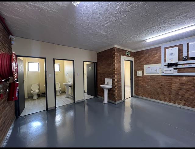 304M² WAREHOUSE TO LET IN HENNOPSPARK INDUSTRIAL