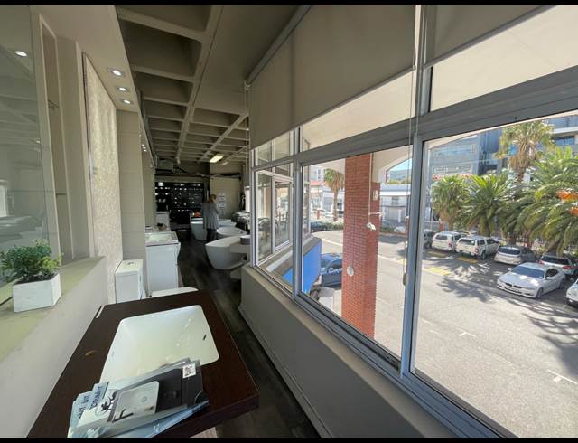 191M² SHOWROOM TO LET IN GARDENS