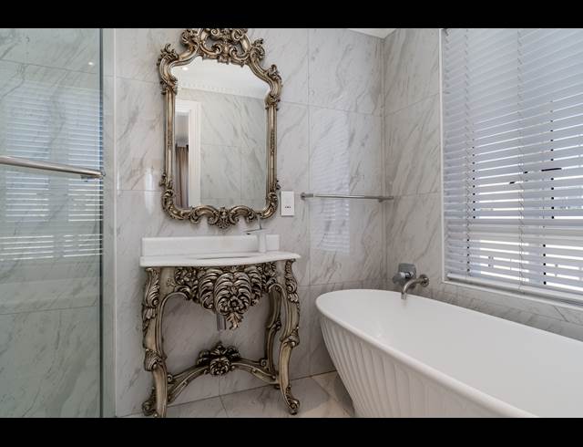 2 BEDROOM APARTMENT TO LET IN SEA POINT