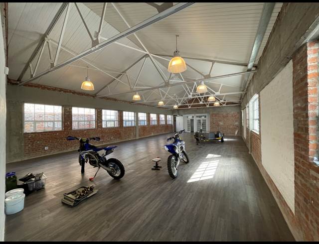930M² SHOWROOM TO LET IN GARDENS