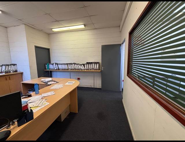 1,951M² FACTORY TO LET IN MAITLAND