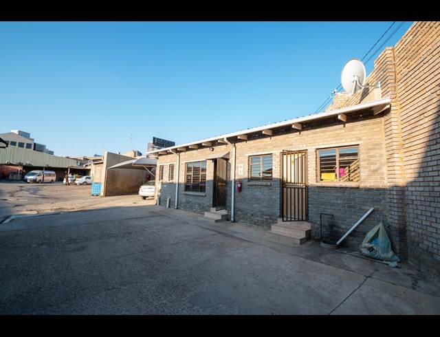 1,200M² WAREHOUSE TO LET IN WESTGATE