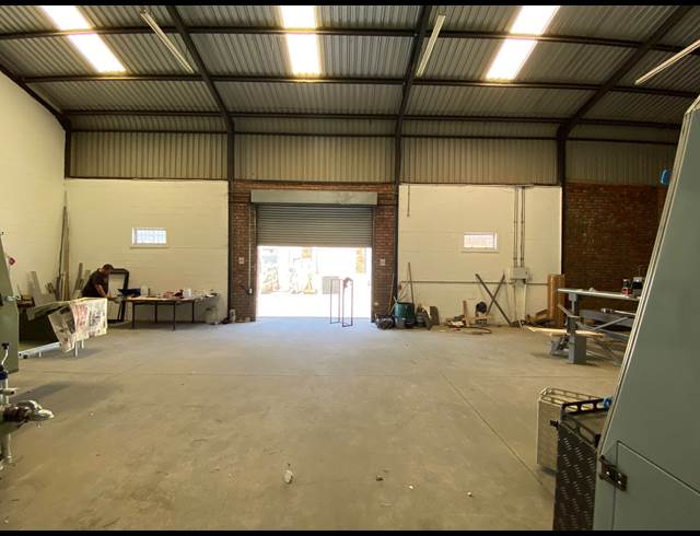 290M² WAREHOUSE TO LET IN BROADLANDS