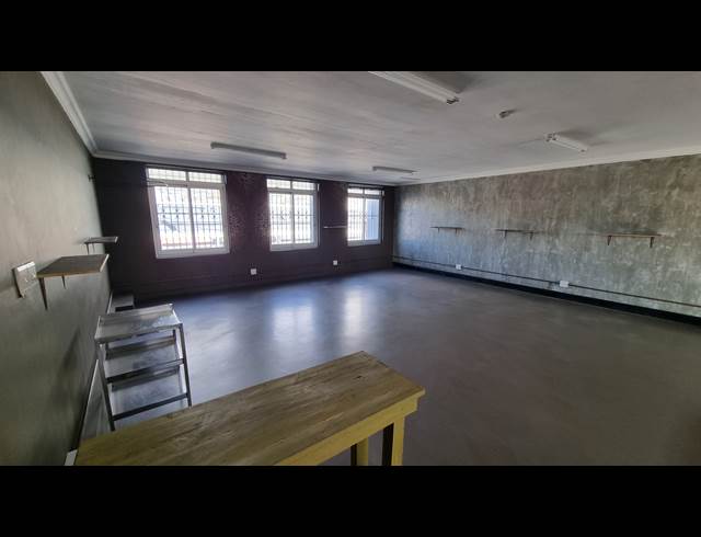 75M² BUSINESS TO LET IN WOODSTOCK