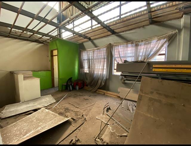 700M² WAREHOUSE TO LET IN LEA GLEN