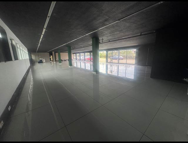 1,350M² SHOWROOM TO LET IN WYNBERG