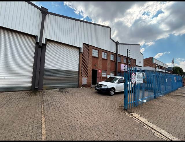 338M² WAREHOUSE TO LET IN JET PARK