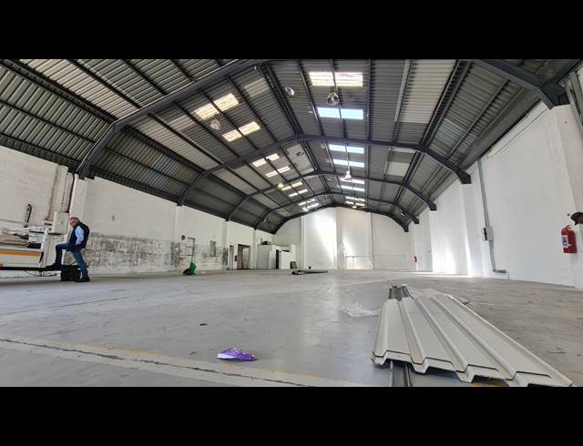 595M² WAREHOUSE TO LET IN OTTERY EAST