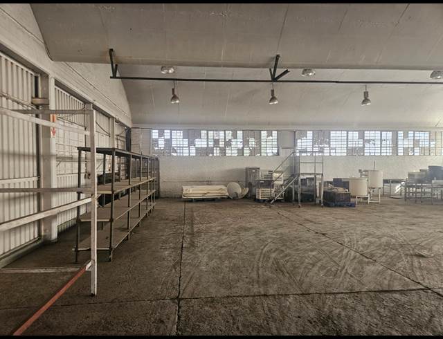750M² WAREHOUSE TO LET IN INDUSTRIA WEST