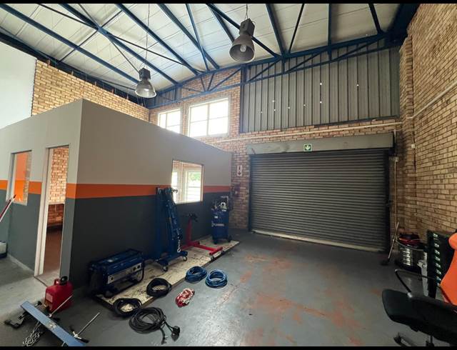 320M² WAREHOUSE TO LET IN LASER PARK