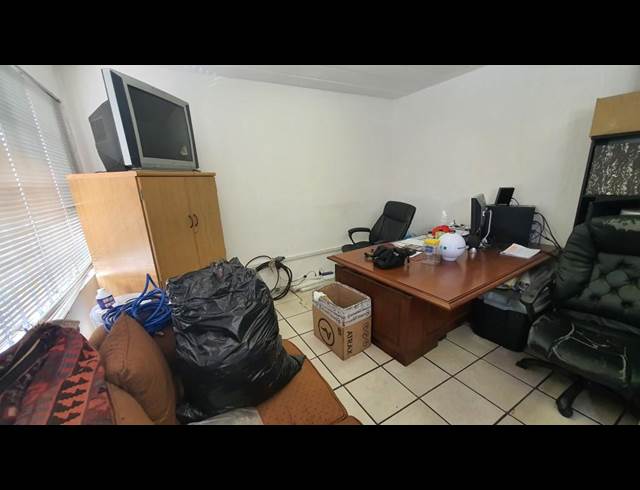 140M² WAREHOUSE TO LET IN JET PARK